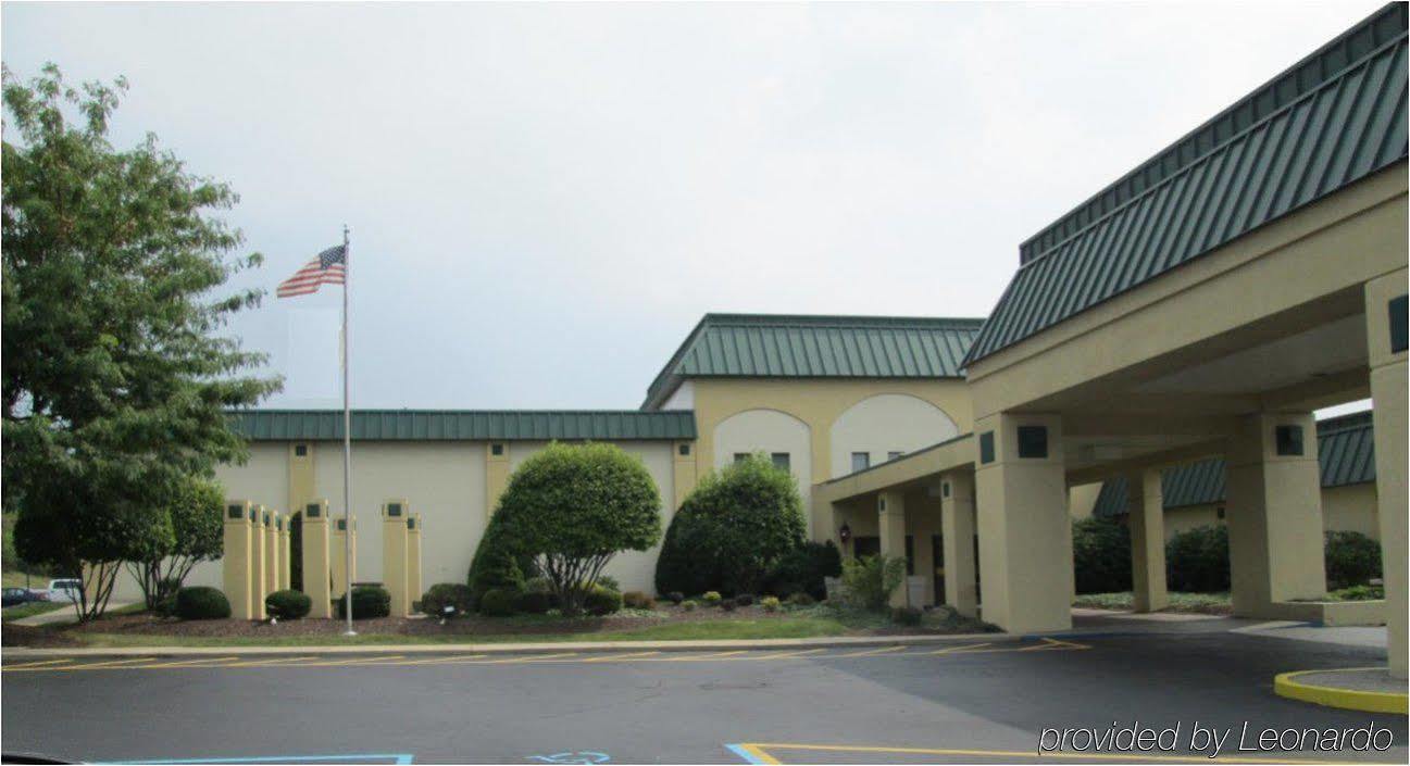 Ramada By Wyndham Indiana Exterior foto