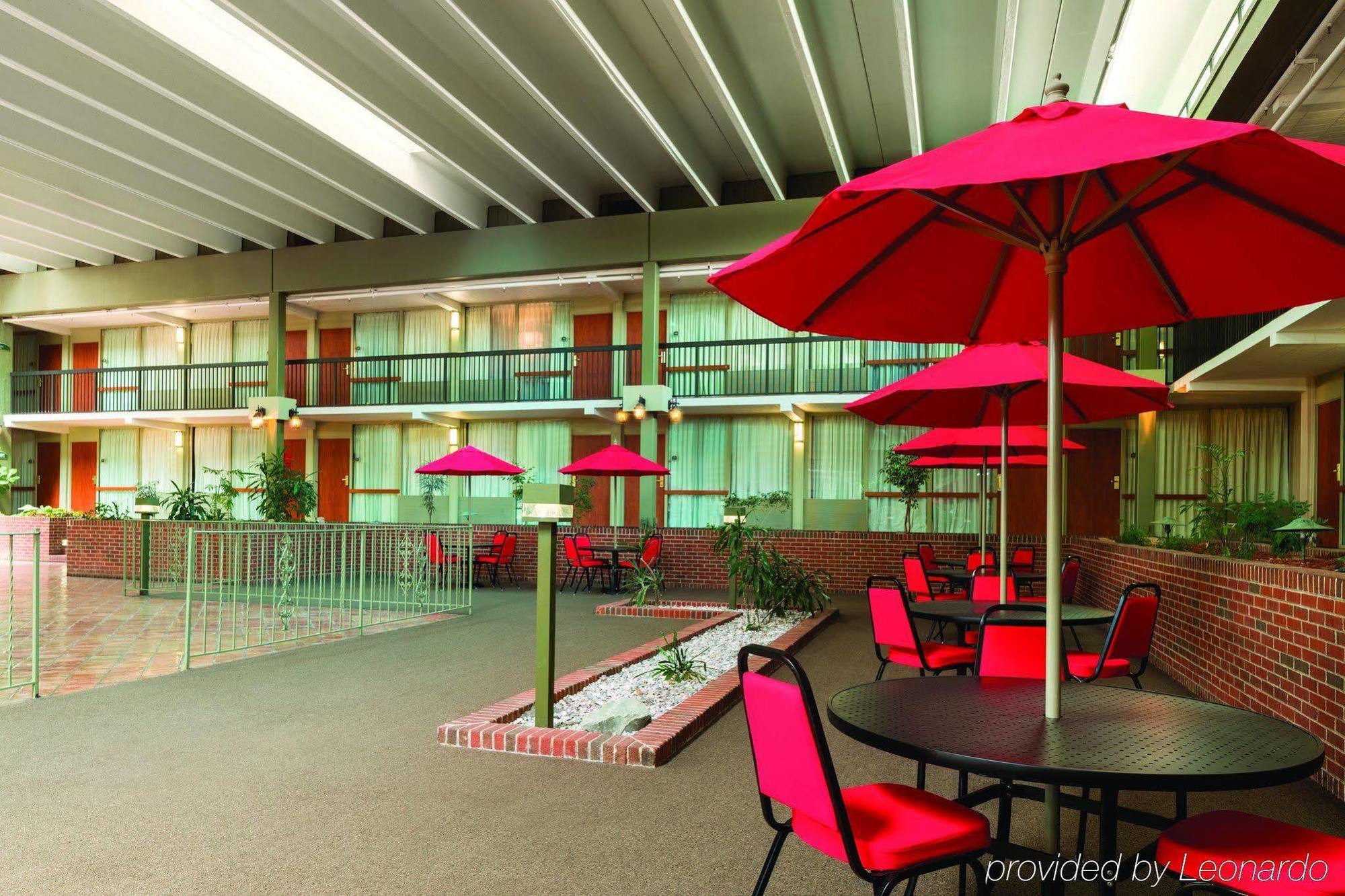 Ramada By Wyndham Indiana Exterior foto